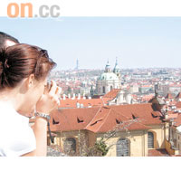 在布拉格城堡可俯瞰舊城的美麗風光。