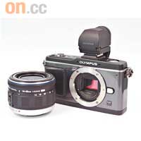 Olympus PEN E-P2為品牌第二部Micro 4/3相機，加入了超廣角的9-18mm鏡頭，加上外置一個可換角度的電子觀景器，由他操刀親自影低炒長腿相，別有一番味道。$8,490（m）