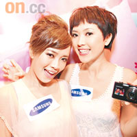 o靚模Leanne和Hailey示範如何使用PL150的「Twin Shot」功能玩雙人自拍。