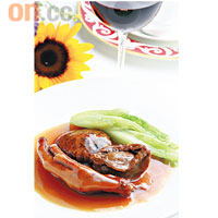 吉品鮑配鵝掌 （25頭）<br>25頭吉品鮑、花菇及波蘭鵝掌，配上招牌鮑汁，鮑魚溏心、鵝掌厚肉腍身，光是這道菜已值回票價。