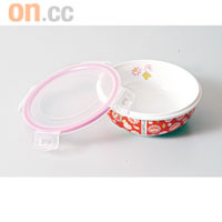花開富貴<br>紅噹噹食物盒綴以七彩鮮花，寓意「花開富貴」，更可放入微波爐！$70（a）