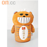 笑面小虎<br>「笑面虎」紙巾筒，可讓你在頭頂拿出紙巾，其「四萬」笑容相當討人喜歡！$98（a）
