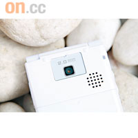 鏡頭僅得200萬像素，兼且冇自動對焦，Snapshot都有點勉強。
