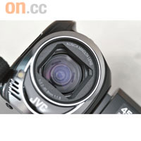 採用的Konica Minolta鏡頭提供39倍光學變焦（45倍優化變焦），及900倍數碼變焦。