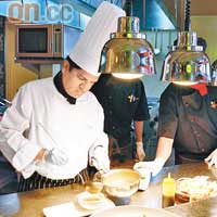 採用開放式廚房，可一睹Bistro Romano大廚們的手藝。