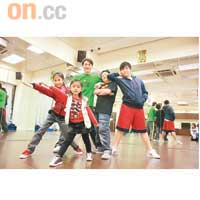曾是林憶蓮御用排舞師的林青峰（中），帶領一班小學員跳爆舞台。