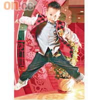 On Elwyn：新幹線格仔絨褸 $658、新幹線直條恤衫 $398（b）
