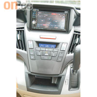 輕觸式液晶體顯示屏音響對應後泊車鏡頭，屬於選配項目。