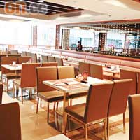 雖然消費平民化，但餐廳亦布置得很舒適，加上空間寬闊，令客人可輕鬆享用美食。