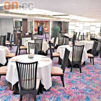 餐廳環境融合中國古典及時尚味道，舒適寬敞，更設有多間貴賓廳，空間感十足。