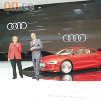 在去年10月的法蘭克福車展上，德國總理默克爾（Angela Merkel）（左）主持了奧迪全電動概念車e-tron的首展禮。