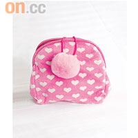 粉紅色心形圖案化妝袋，毛毛扣勁Cutie。$139（d）