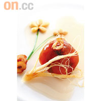 韓式甜品　餐廳供應西式甜品為主，但提早預訂的話，亦會特別為客人製作韓式甜品，主要是蜜餞水果加上鮮人參，而紅棗及松子也是不可缺少的韓式配菜。