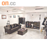 店內環境寬敞，梳化、掛畫及木櫃等布置似足型人屋企。
