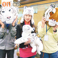 老虎造型的紀念品當然不少得，虎頭咕(口臣)¥130、老虎帽¥50。