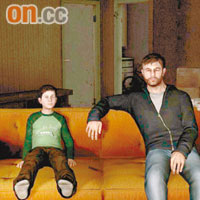 建築師（右）的兒子被綁架，所以遊戲內只見佢全程愁眉不展。