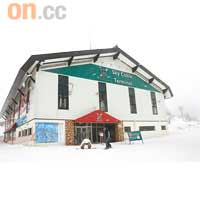 登山纜車站內有滑雪中心，可借用或購買雪具。