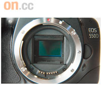 Canon自行研發的1,800萬像素APS-C尺寸CMOS，轉換系數為1.6，畫質直逼7D級數。