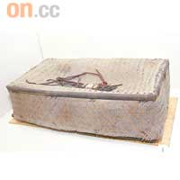 熬兔笥（竹笥）<br>以細竹篾織成的長方形箱，是漢代常用的盛物器具，出土時盛有兔骨架兩個。