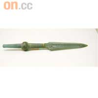 玻璃矛<br>外形呈翠綠色，通體透明，是目前中國考古發掘中所僅見。