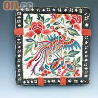 雙面彩繡花鳥紋荷包（晚清時期，可盛物，亦作裝飾。）