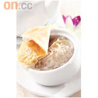 翡翠灌湯餃（特點）$18將湯灌在餃子裏是傳統做法，大廚亦加點新意，像西餐般在面層加塊酥皮，增添口感之餘，同時更保溫。