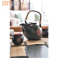 獨特茶壺<br>外形設計獨特的茶壺，配以同樣印有囍字字樣的茶杯，最適合與伴侶細訴心意時使用。$380/套（b）