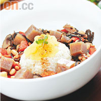 日式五目珍珠糙米飯 $98 （包餐湯及飲品） 豐富材料包括黃豆、冬菇、木耳、蒟蒻等，配合煙韌富咬口的有機珍珠糙米飯，簡單以味醂、醬油等烹調，濃香入味。