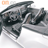 車內用料以碳纖和Alcantara麖皮為主，留意前排桶椅每張僅重21kg，符合超跑的輕量化要求。