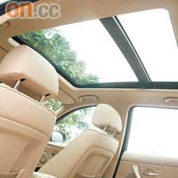 天幕面積比傳統天窗大2.4倍，為車廂注入大量陽光。