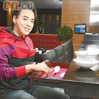 拉開小櫃桶,即見擺放整齊、以紅布墊着的「一人前」餐具,Cyrus笑言很有珠寶店Feel。
