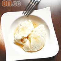 牛奶布甸 $50<br>這裏有西式甜品Panna Cotta供應,入口滑溜,特別之處是汁醬層出不窮,這次是桃味醬汁,能中和布甸的甜膩。