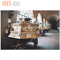 走廊展示了以銀、黃銅及木製成的巡遊車，每逢復活節就會出動巡遊。