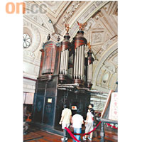 製於18世紀的管風琴相當巨型，吸引遊客駐足細看。