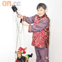 香港偶影藝術中心的藝術總監黃暉先生即席示範傳統木偶的操控技巧。
