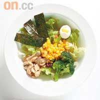 沖繩 $48<br>沖繩人出名長壽，又食得健康，這款用上雞蛋、粟米及蜜糖豆等，配上日式麵豉薑醋汁及紫菜片的沙律，清新得來和風滿溢。