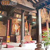 禪院內分三殿，分別是大雄寶殿、長壽殿和觀音殿。