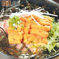 築地丼 $168<br>以人手把拖羅切成蓉,為了保持口感,特意留下點點拖羅肉粒,肥美滑溜又具咬口,配合半板海膽,更甘香鮮味。