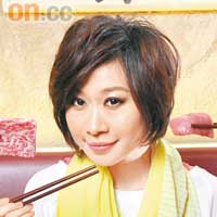 朱紫嬈小檔案<br>大學時主修音樂,熟悉古典音樂,同時熱愛流行音樂,第一首主打歌《我愛你很多》是電影《保持愛你》的主題曲,五月份將推出個人首張專輯。