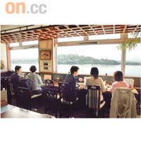 在漁民食堂對着海吃激鮮魚生，絕對是人生快事。