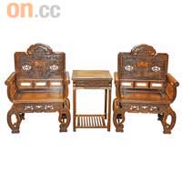 氣派非凡<br>清式金絲鸂鶒木宮座椅連茶几，原是宮殿貢品，扶手呈回紋卷書形狀，背座嵌珍貴影木，雕蝠鼠如意圖案，寓意福星高照，如意吉祥。$26,800/套（b）