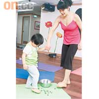 腳趾夾波子<br>針對亞洲人常見的扁平足，夾波子能加強幼兒足弓肌肉，並訓練平衡力。