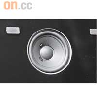 為了提升低音的澎湃感，內置了100mm低音單元，支援20W功率輸出，炸機時同樣震撼。