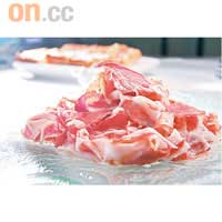 伊比利亞橡果36個月火腿$310/50克、$580/100克<br>風乾36個月的西班牙黑毛豬火腿Iberian Ham可謂極品，配合搽上番茄蓉的多士，一鹹一酸，味道得以平衡。