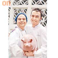 餐廳顧問Chef Willy Trullas Moreno（左）與總廚Chef Alex Martinez Fargas，老友鬼鬼，一樣愛玩愛笑。