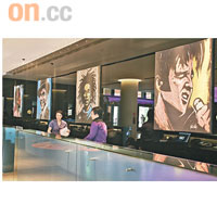 接待櫃位擺放了多幅著名歌手畫像。
