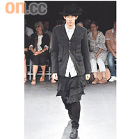 Comme des Garçons愛以半截裙配搭西褲玩Layering。