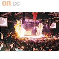 可坐15,000觀眾的表演館，常有大型表演舉行。