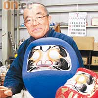 店主中田純一自小學習製作達摩不倒翁，希望這手藝可以傳承下去。