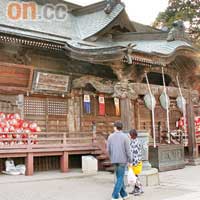 不少日本人也喜歡到達磨寺參拜達摩，並祈福許願。